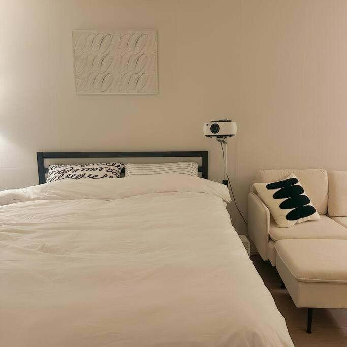 Monoroom Sillim Station 3min, High Floor View, Gangnam Station, Hongdae Station 20min, Airport Bus Stop 7min, Bedding Villa