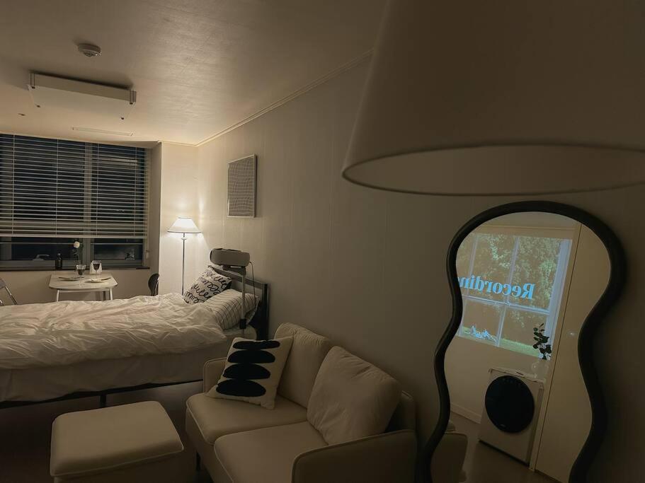 Monoroom Sillim Station 3min, High Floor View, Gangnam Station, Hongdae Station 20min, Airport Bus Stop 7min, Bedding *
