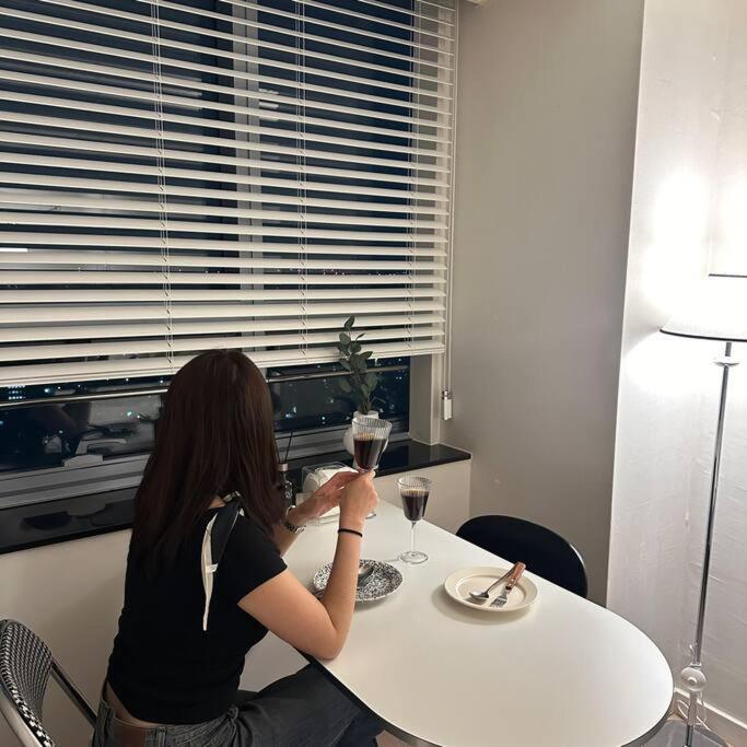 Monoroom Sillim Station 3min, High Floor View, Gangnam Station, Hongdae Station 20min, Airport Bus Stop 7min, Bedding