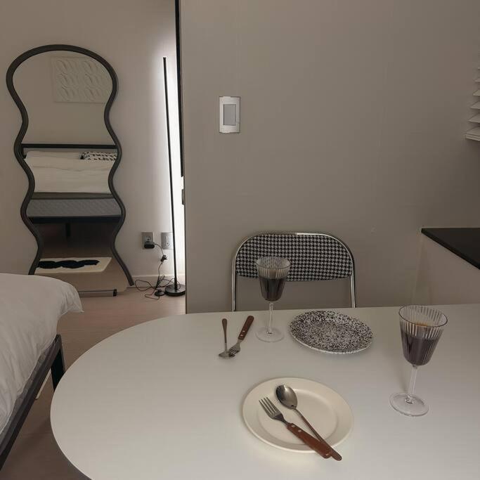 Villa Monoroom Sillim Station 3min, High Floor View, Gangnam Station, Hongdae Station 20min, Airport Bus Stop 7min, Bedding *