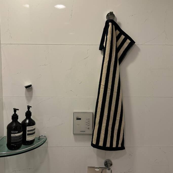 Monoroom Sillim Station 3min, High Floor View, Gangnam Station, Hongdae Station 20min, Airport Bus Stop 7min, Bedding * Seoul