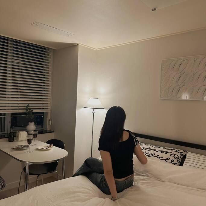 Monoroom Sillim Station 3min, High Floor View, Gangnam Station, Hongdae Station 20min, Airport Bus Stop 7min, Bedding