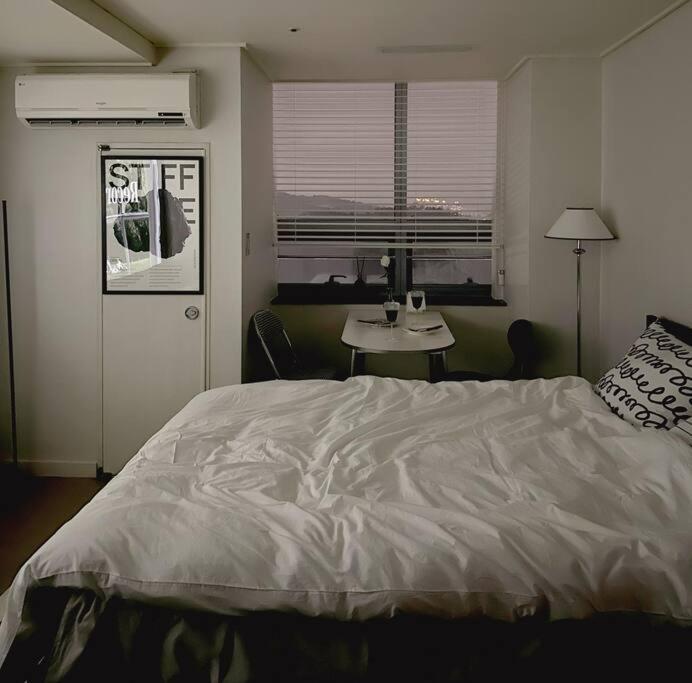 Monoroom Sillim Station 3min, High Floor View, Gangnam Station, Hongdae Station 20min, Airport Bus Stop 7min, Bedding Villa Seoul
