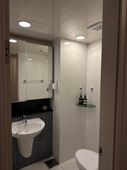 Villa Monoroom Sillim Station 3min, High Floor View, Gangnam Station, Hongdae Station 20min, Airport Bus Stop 7min, Bedding Seoul