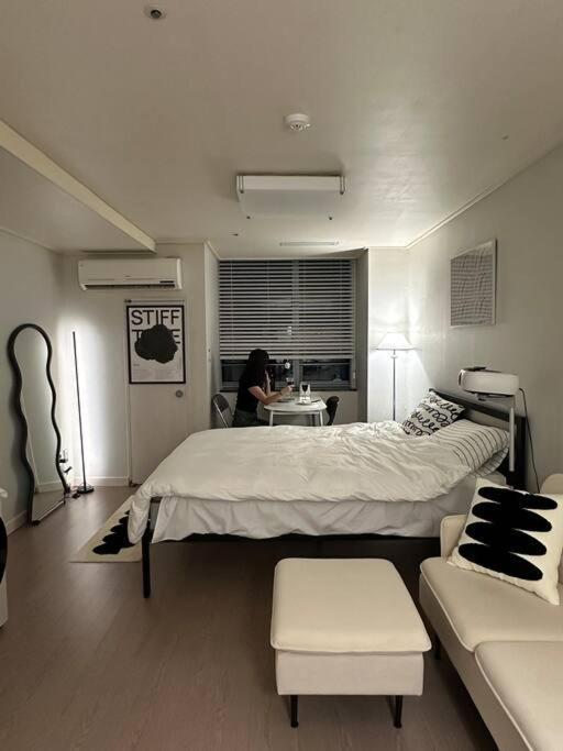 Monoroom Sillim Station 3min, High Floor View, Gangnam Station, Hongdae Station 20min, Airport Bus Stop 7min, Bedding * Seoul