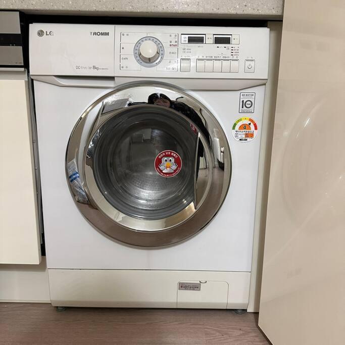 Monoroom Sillim Station 3min, High Floor View, Gangnam Station, Hongdae Station 20min, Airport Bus Stop 7min, Bedding