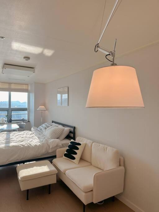 Monoroom Sillim Station 3min, High Floor View, Gangnam Station, Hongdae Station 20min, Airport Bus Stop 7min, Bedding Villa