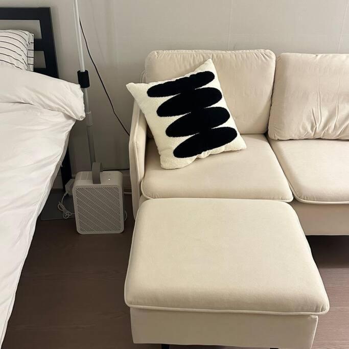 Monoroom Sillim Station 3min, High Floor View, Gangnam Station, Hongdae Station 20min, Airport Bus Stop 7min, Bedding Villa Seoul