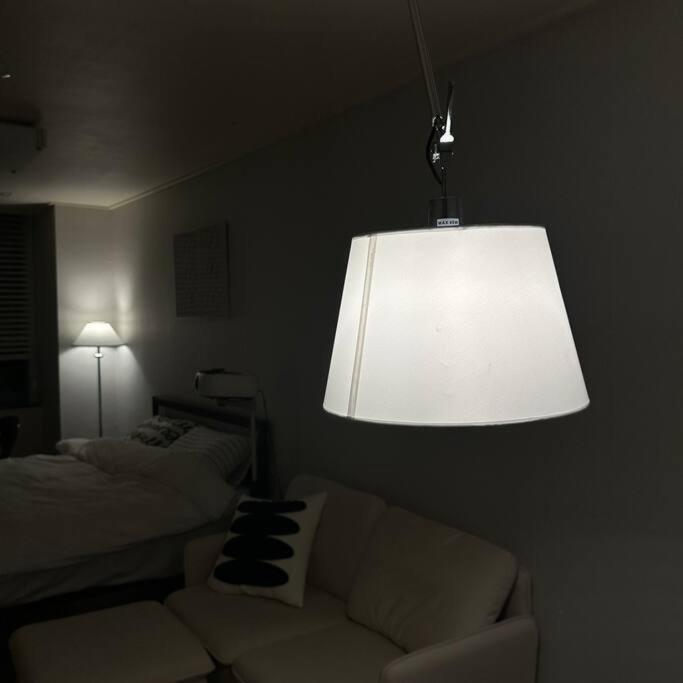 Monoroom Sillim Station 3min, High Floor View, Gangnam Station, Hongdae Station 20min, Airport Bus Stop 7min, Bedding *