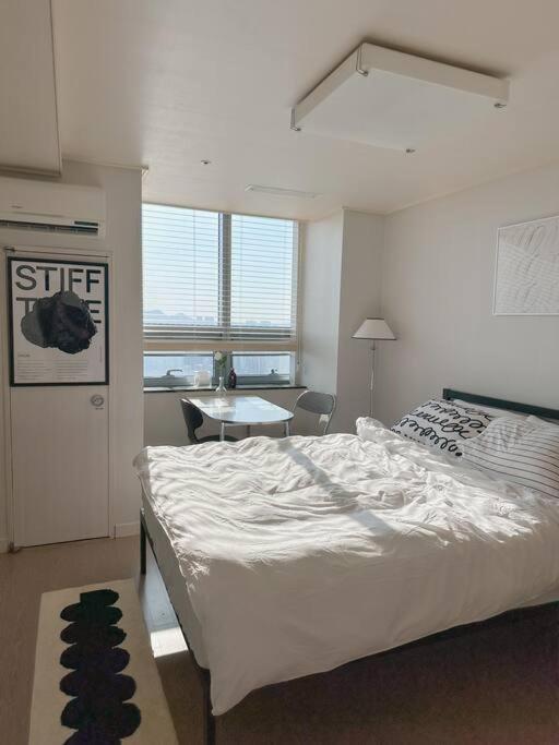 Villa Monoroom Sillim Station 3min, High Floor View, Gangnam Station, Hongdae Station 20min, Airport Bus Stop 7min, Bedding *