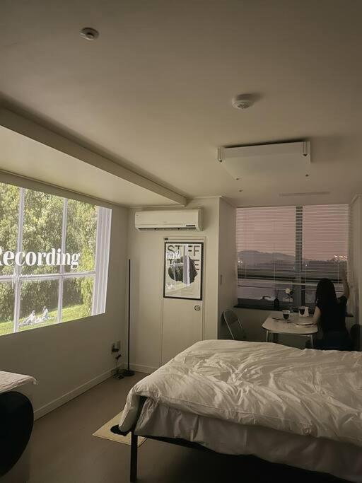 Villa Monoroom Sillim Station 3min, High Floor View, Gangnam Station, Hongdae Station 20min, Airport Bus Stop 7min, Bedding Seoul