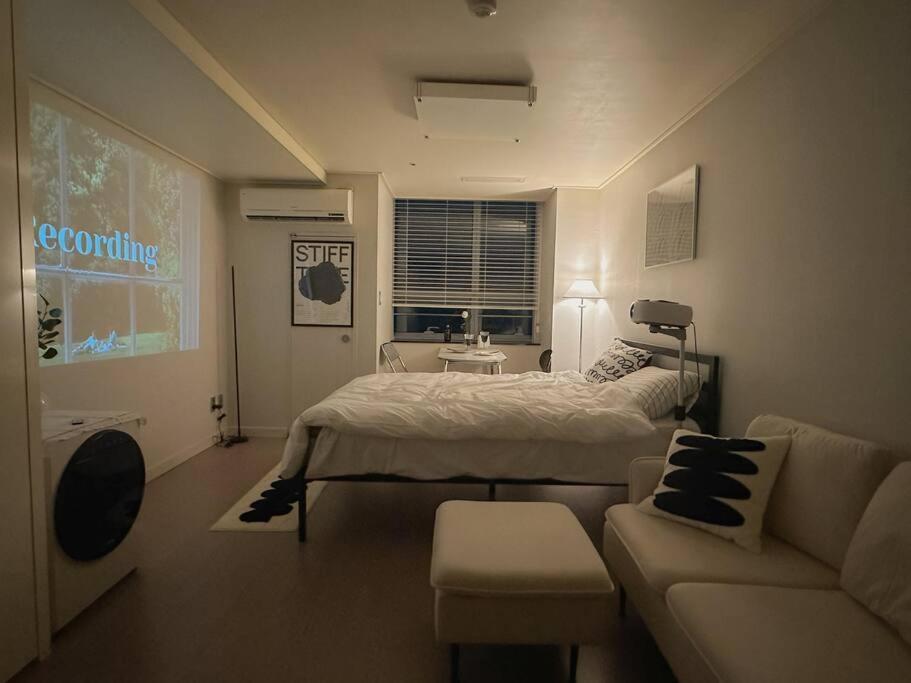 Monoroom Sillim Station 3min, High Floor View, Gangnam Station, Hongdae Station 20min, Airport Bus Stop 7min, Bedding * Seoul
