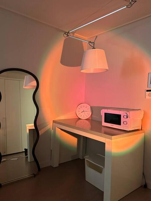 Monoroom Sillim Station 3min, High Floor View, Gangnam Station, Hongdae Station 20min, Airport Bus Stop 7min, Bedding Villa